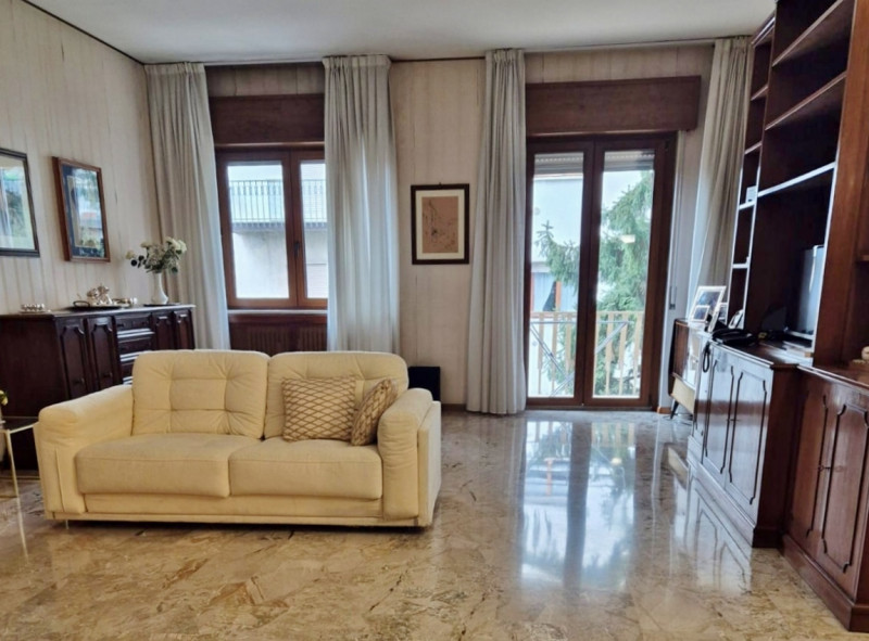 Proponiamo in vendita elegante appartamento quadrilocale di ben 155 mq commerciali situato nell’a...