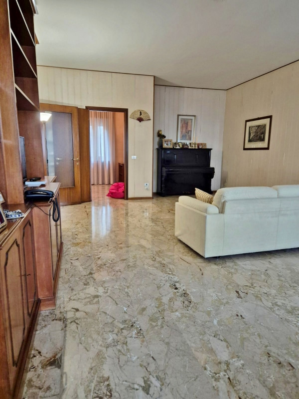 Proponiamo in vendita elegante appartamento quadrilocale di ben 155 mq commerciali situato nell’a...