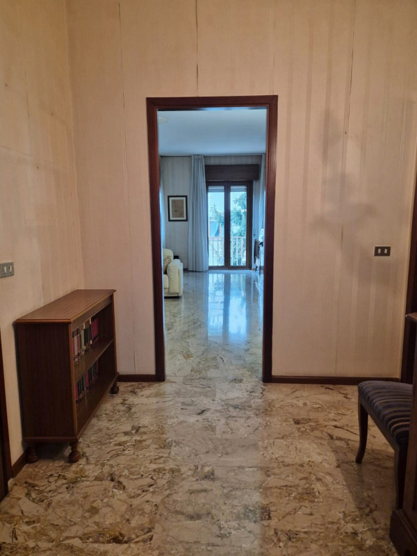 Proponiamo in vendita elegante appartamento quadrilocale di ben 155 mq commerciali situato nell’a...