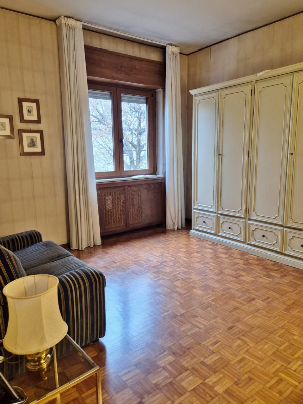 Proponiamo in vendita elegante appartamento quadrilocale di ben 155 mq commerciali situato nell’a...