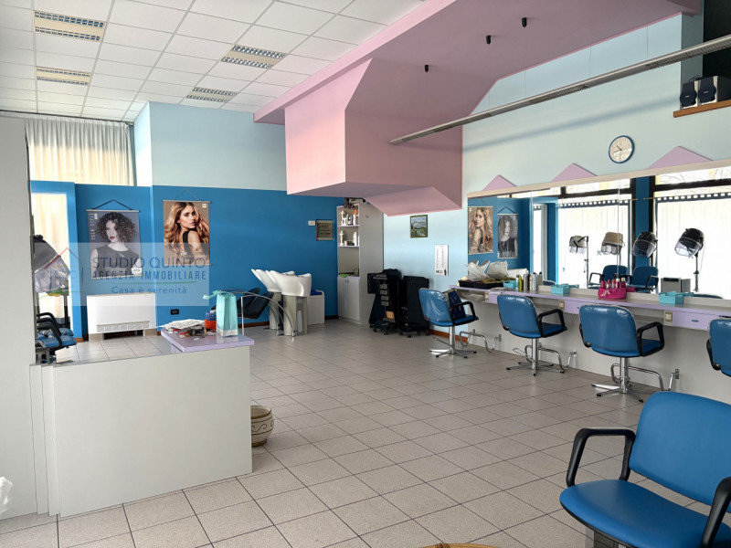 In posizione comoda e ben servita da altre attività commerciali, proponiamo in affitto un negozio...