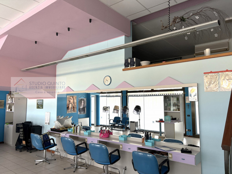 In posizione comoda e ben servita da altre attività commerciali, proponiamo in affitto un negozio...