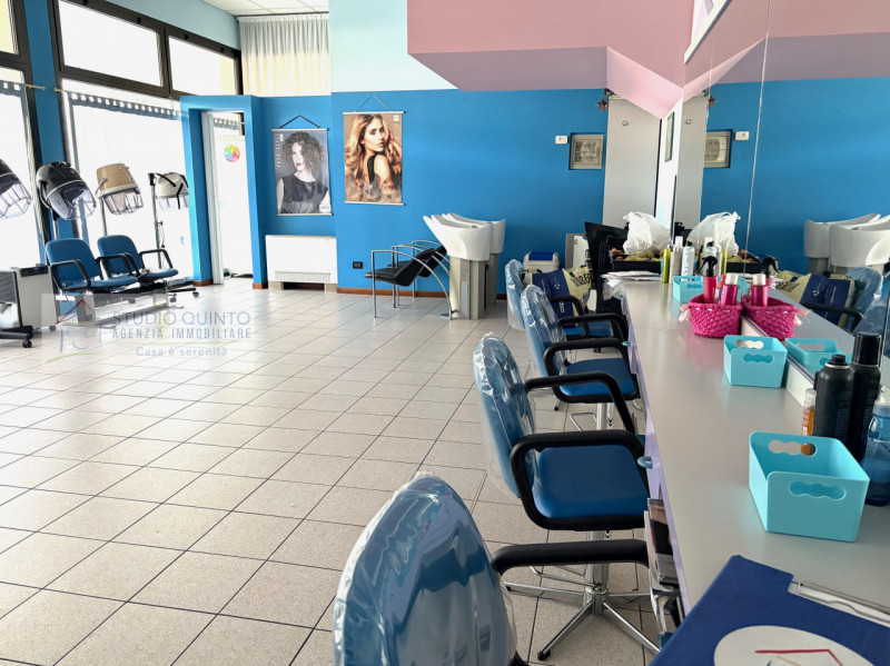 In posizione comoda e ben servita da altre attività commerciali, proponiamo in affitto un negozio...