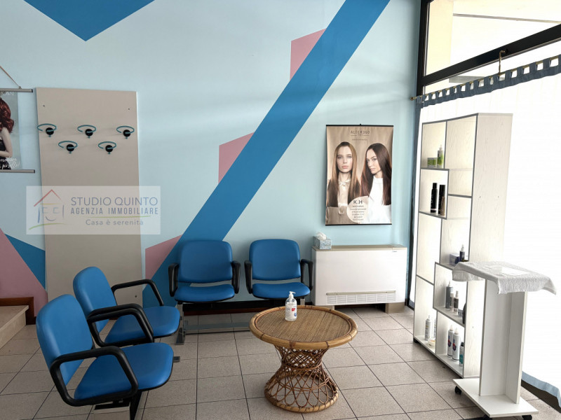 In posizione comoda e ben servita da altre attività commerciali, proponiamo in affitto un negozio...