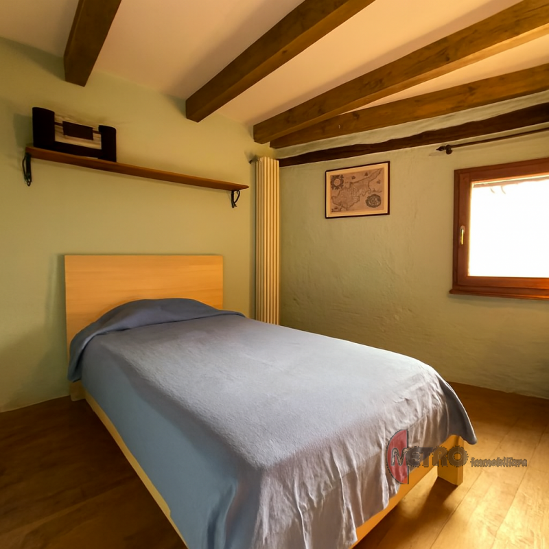 Scopri questo incantevole rustico situato nel cuore del comune di Monte di Malo, un luogo dove la...