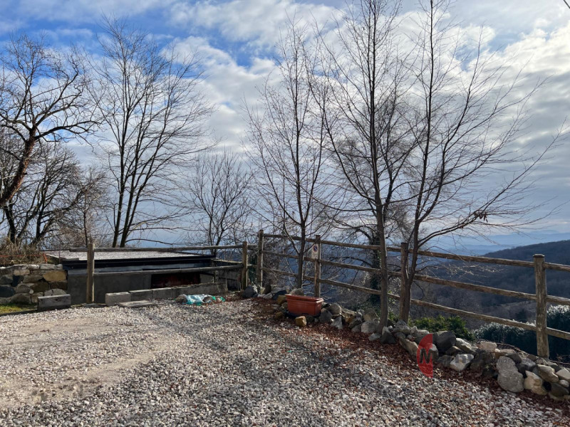 Scopri questo incantevole rustico situato nel cuore del comune di Monte di Malo, un luogo dove la...