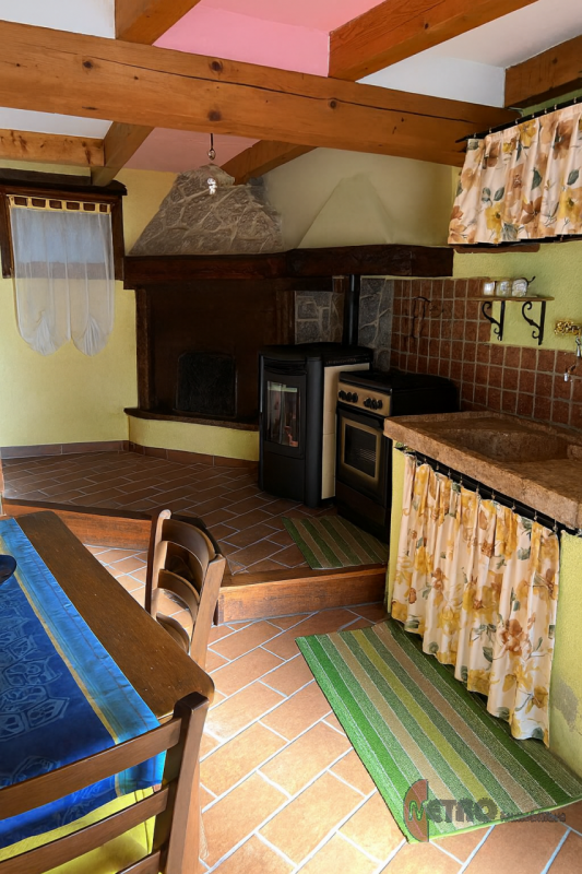 Scopri questo incantevole rustico situato nel cuore del comune di Monte di Malo, un luogo dove la...