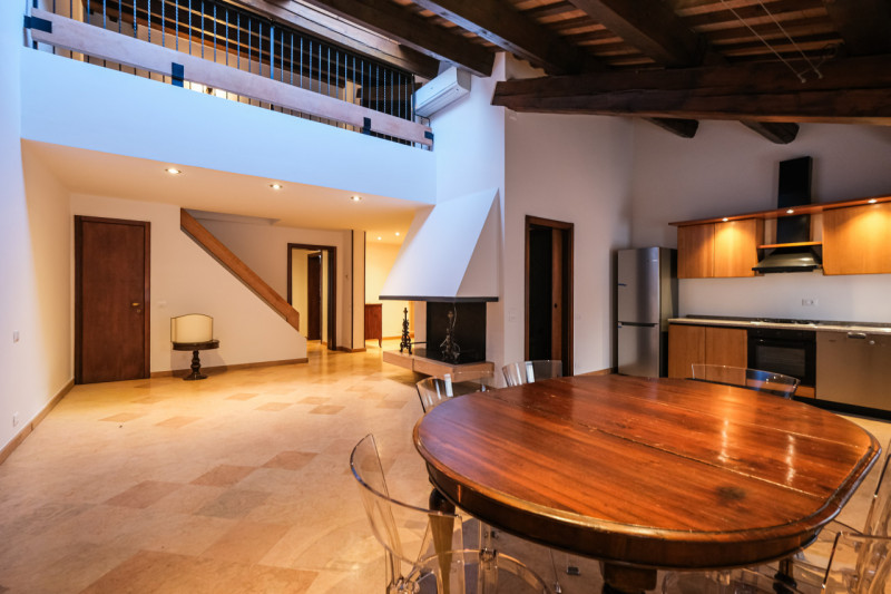 In una delle zone più suggestive e ricercate del centro di Vicenza, a pochi passi da Ponte degli ...