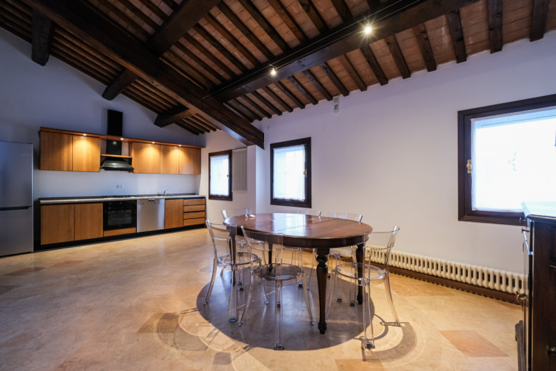 In una delle zone più suggestive e ricercate del centro di Vicenza, a pochi passi da Ponte degli ...