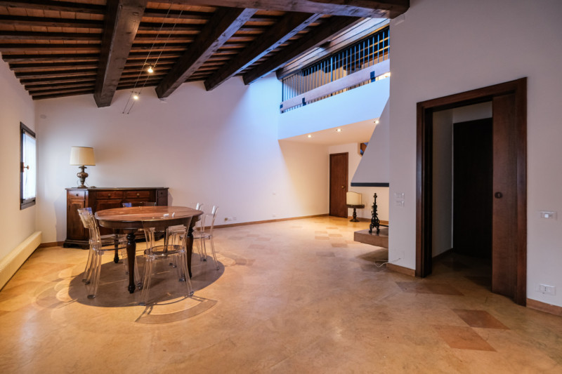 In una delle zone più suggestive e ricercate del centro di Vicenza, a pochi passi da Ponte degli ...