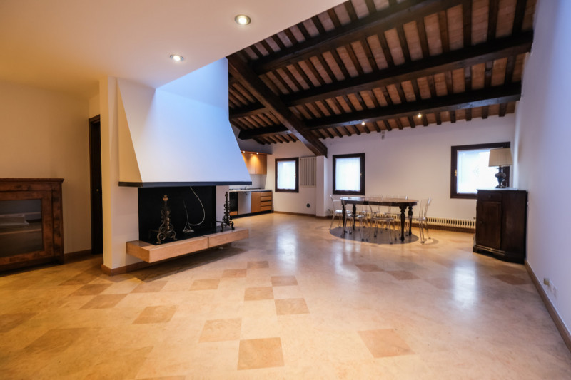 In una delle zone più suggestive e ricercate del centro di Vicenza, a pochi passi da Ponte degli ...