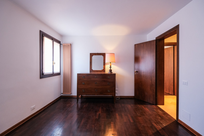 In una delle zone più suggestive e ricercate del centro di Vicenza, a pochi passi da Ponte degli ...