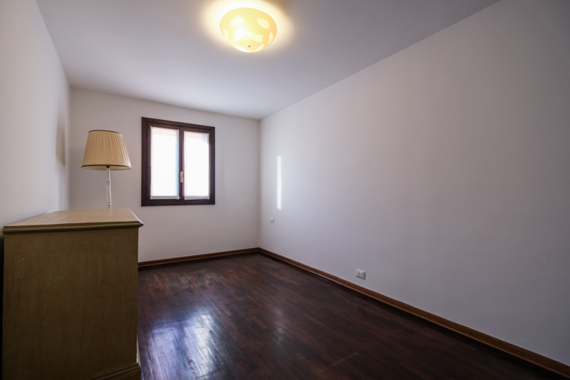 In una delle zone più suggestive e ricercate del centro di Vicenza, a pochi passi da Ponte degli ...