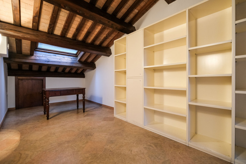 In una delle zone più suggestive e ricercate del centro di Vicenza, a pochi passi da Ponte degli ...