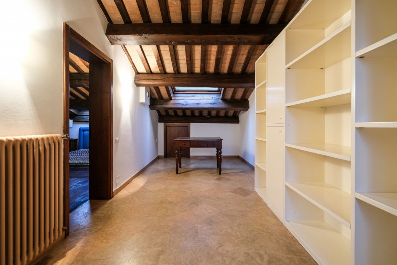 In una delle zone più suggestive e ricercate del centro di Vicenza, a pochi passi da Ponte degli ...