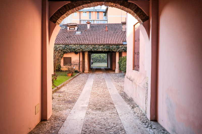 In una delle zone più suggestive e ricercate del centro di Vicenza, a pochi passi da Ponte degli ...