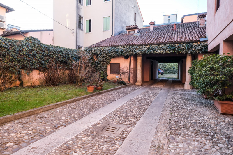 In una delle zone più suggestive e ricercate del centro di Vicenza, a pochi passi da Ponte degli ...
