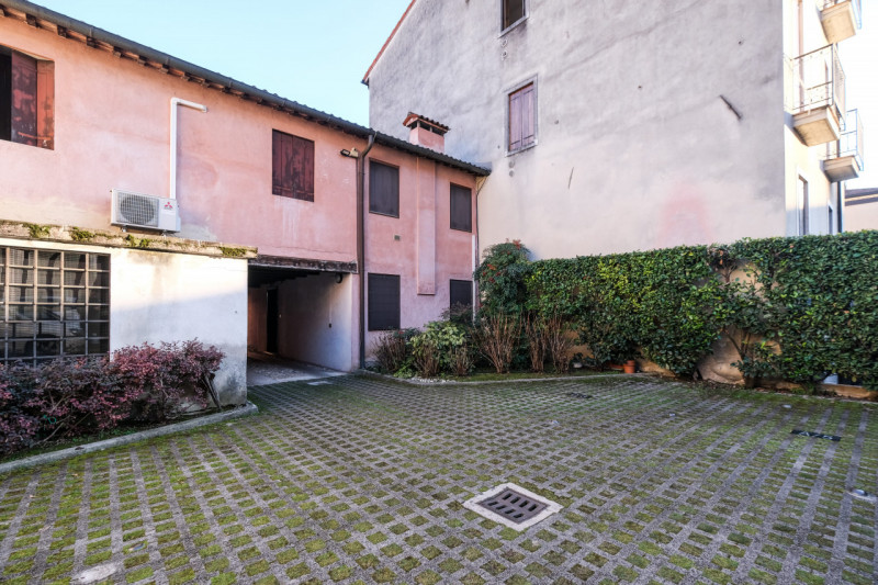 In una delle zone più suggestive e ricercate del centro di Vicenza, a pochi passi da Ponte degli ...
