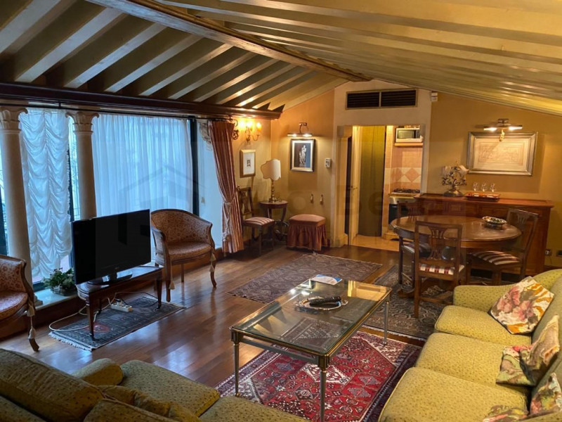 Scopri questo bellissimo appartamento duplex, situato nel cuore della rinomata zona Santo a Padov...