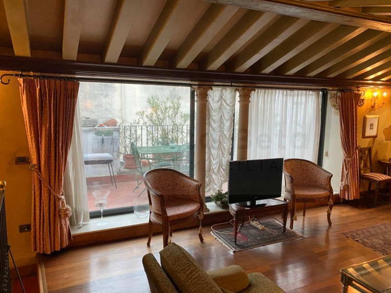 Scopri questo bellissimo appartamento duplex, situato nel cuore della rinomata zona Santo a Padov...