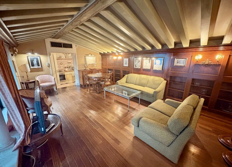 Scopri questo bellissimo appartamento duplex, situato nel cuore della rinomata zona Santo a Padov...