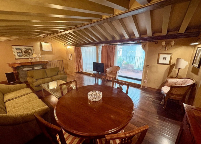 Scopri questo bellissimo appartamento duplex, situato nel cuore della rinomata zona Santo a Padov...