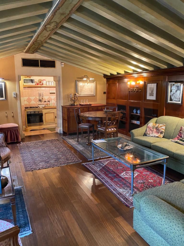 Scopri questo bellissimo appartamento duplex, situato nel cuore della rinomata zona Santo a Padov...