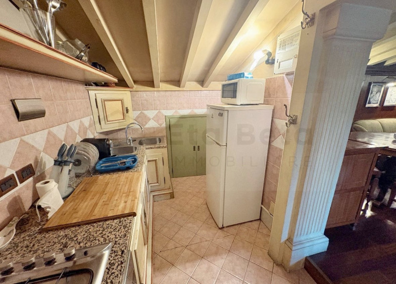 Scopri questo bellissimo appartamento duplex, situato nel cuore della rinomata zona Santo a Padov...