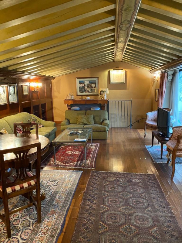 Scopri questo bellissimo appartamento duplex, situato nel cuore della rinomata zona Santo a Padov...