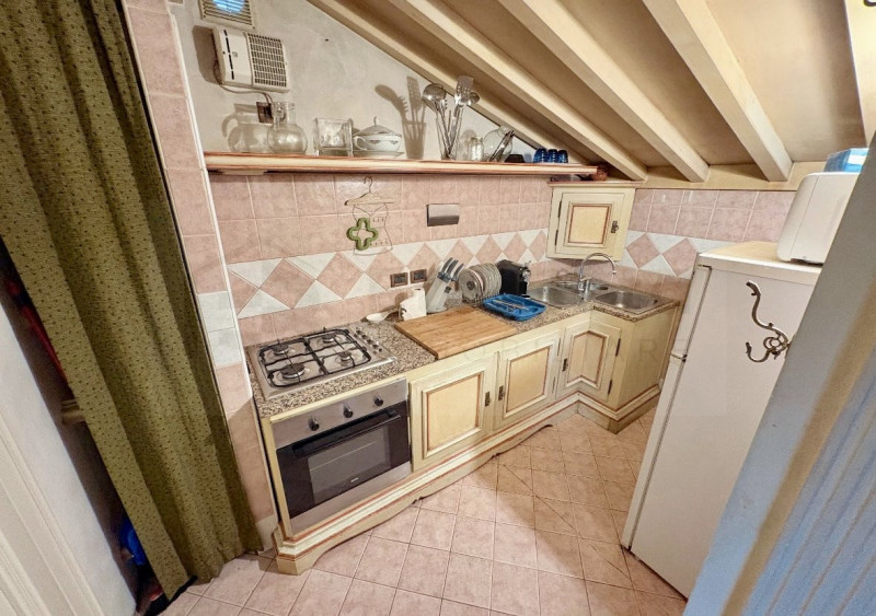 Scopri questo bellissimo appartamento duplex, situato nel cuore della rinomata zona Santo a Padov...