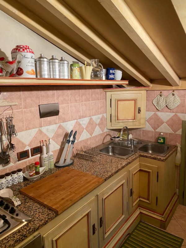 Scopri questo bellissimo appartamento duplex, situato nel cuore della rinomata zona Santo a Padov...