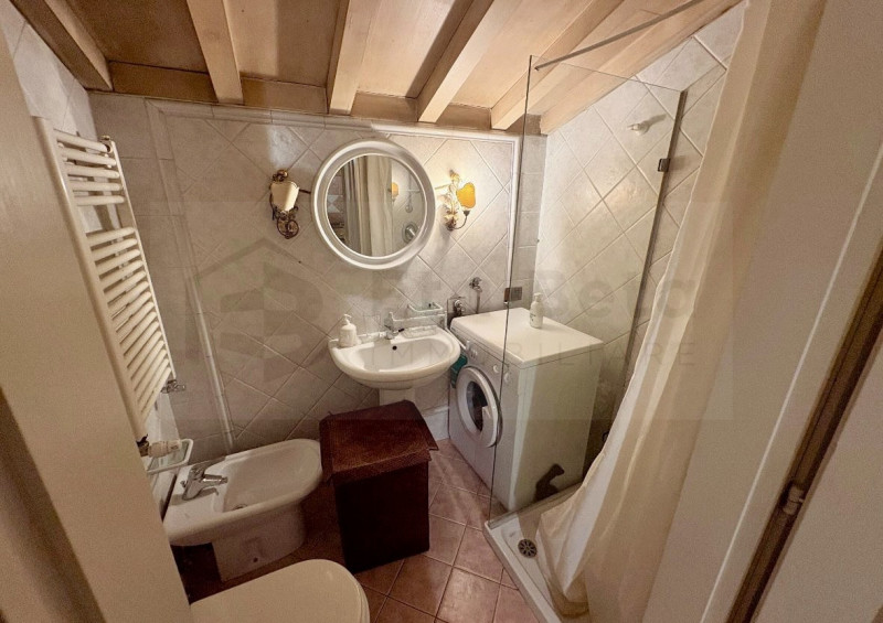 Scopri questo bellissimo appartamento duplex, situato nel cuore della rinomata zona Santo a Padov...