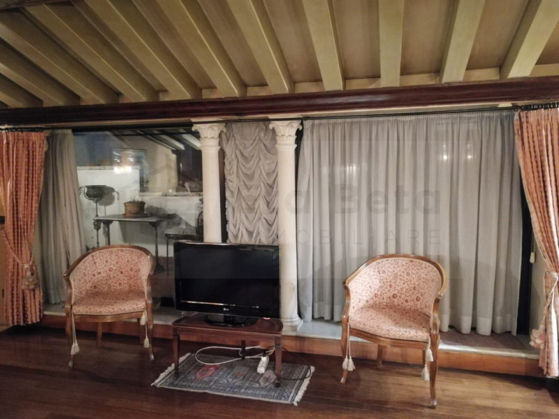 Scopri questo bellissimo appartamento duplex, situato nel cuore della rinomata zona Santo a Padov...