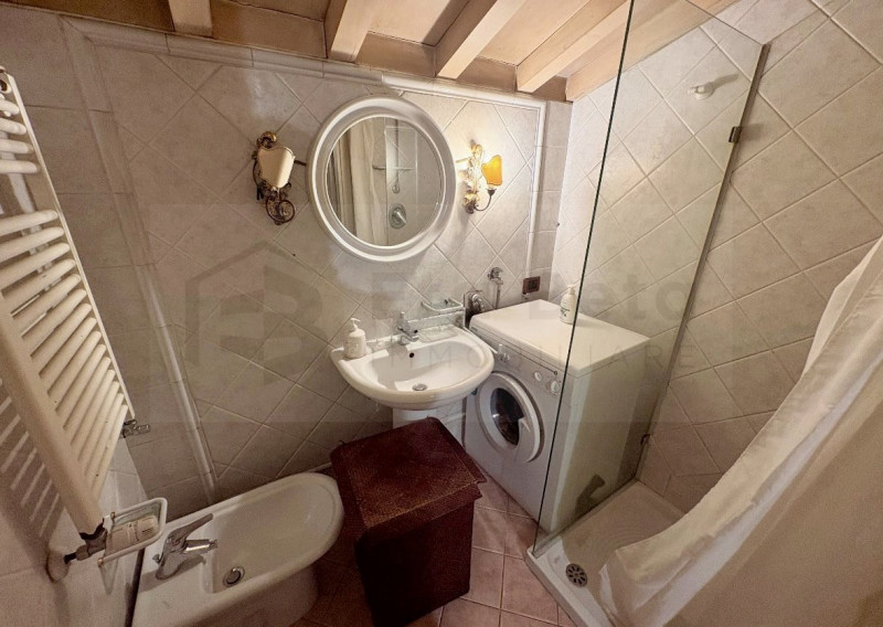 Scopri questo bellissimo appartamento duplex, situato nel cuore della rinomata zona Santo a Padov...