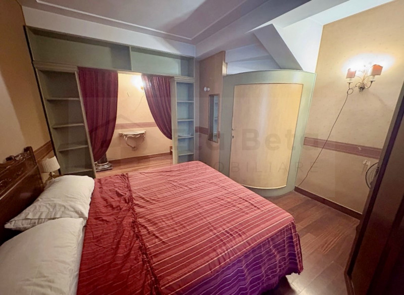 Scopri questo bellissimo appartamento duplex, situato nel cuore della rinomata zona Santo a Padov...