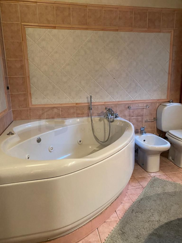 Scopri questo bellissimo appartamento duplex, situato nel cuore della rinomata zona Santo a Padov...