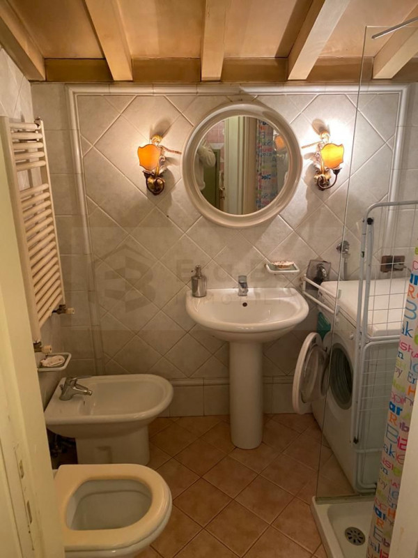 Scopri questo bellissimo appartamento duplex, situato nel cuore della rinomata zona Santo a Padov...