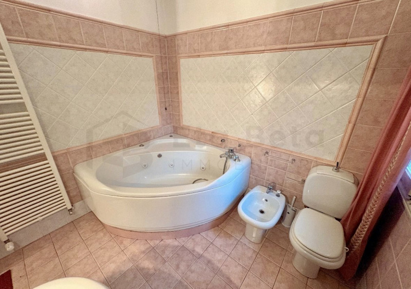 Scopri questo bellissimo appartamento duplex, situato nel cuore della rinomata zona Santo a Padov...