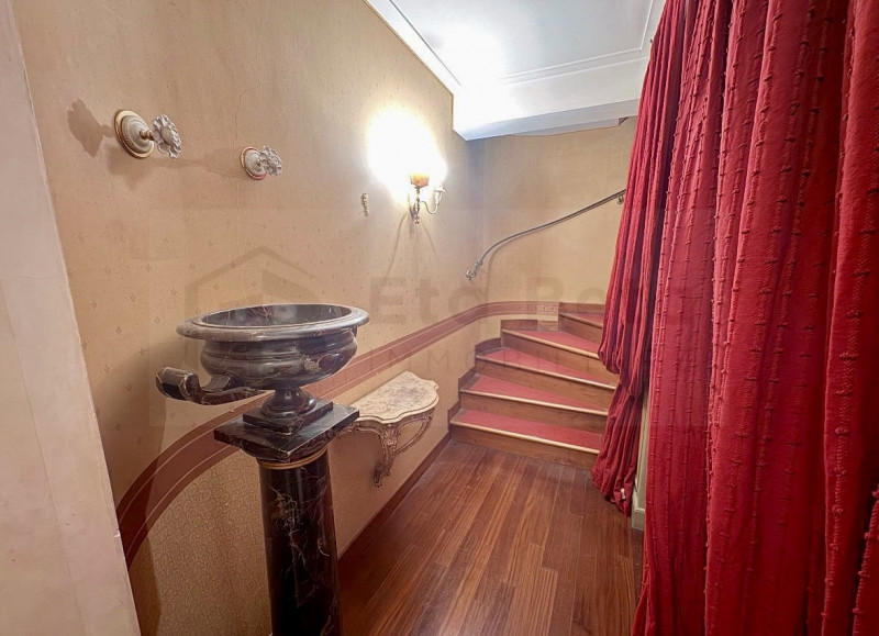 Scopri questo bellissimo appartamento duplex, situato nel cuore della rinomata zona Santo a Padov...