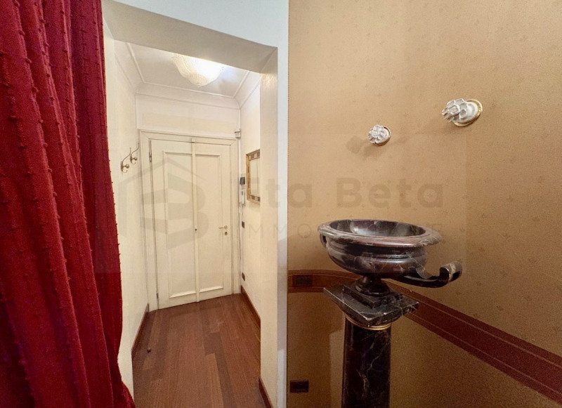 Scopri questo bellissimo appartamento duplex, situato nel cuore della rinomata zona Santo a Padov...