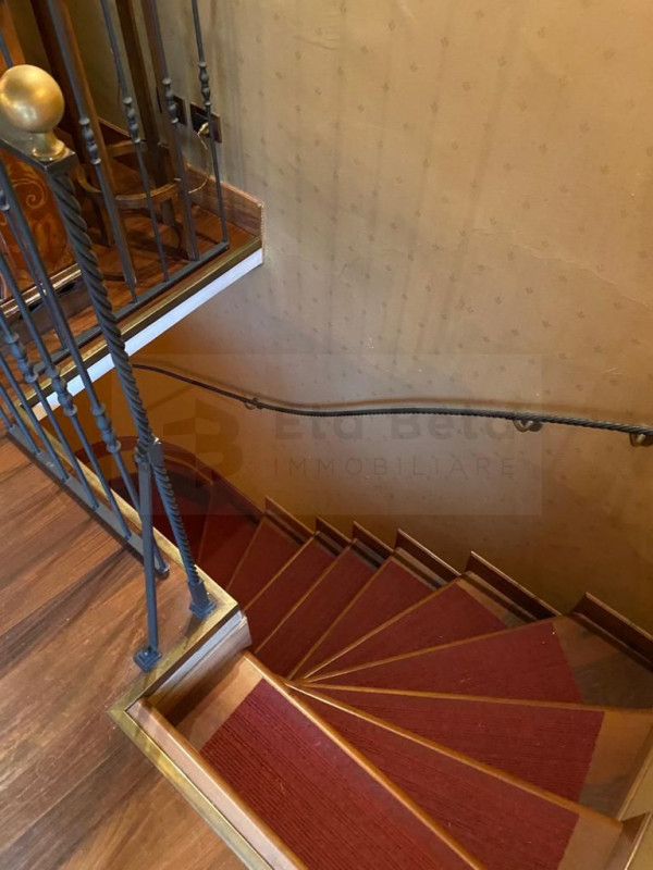 Scopri questo bellissimo appartamento duplex, situato nel cuore della rinomata zona Santo a Padov...