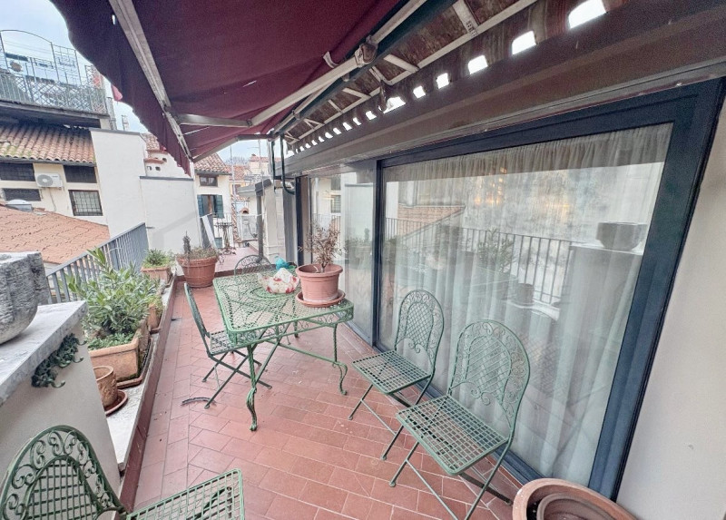 Scopri questo bellissimo appartamento duplex, situato nel cuore della rinomata zona Santo a Padov...