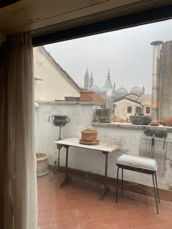 Scopri questo bellissimo appartamento duplex, situato nel cuore della rinomata zona Santo a Padov...