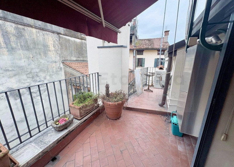 Scopri questo bellissimo appartamento duplex, situato nel cuore della rinomata zona Santo a Padov...