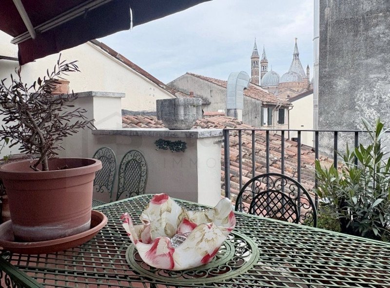Scopri questo bellissimo appartamento duplex, situato nel cuore della rinomata zona Santo a Padov...