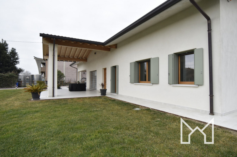 FONTE- In zona tranquilla e immersa nel verde, proponiamo villa singola di nuovissima costruzione...