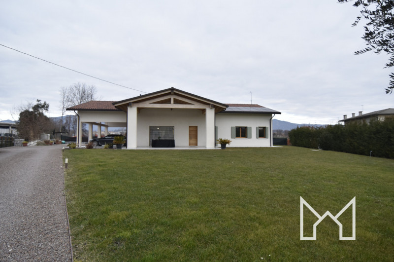 FONTE- In zona tranquilla e immersa nel verde, proponiamo villa singola di nuovissima costruzione...