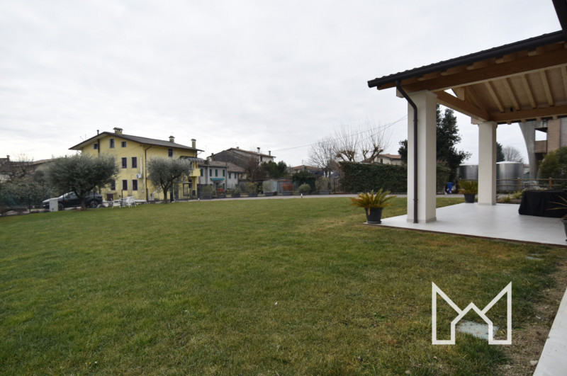 FONTE- In zona tranquilla e immersa nel verde, proponiamo villa singola di nuovissima costruzione...