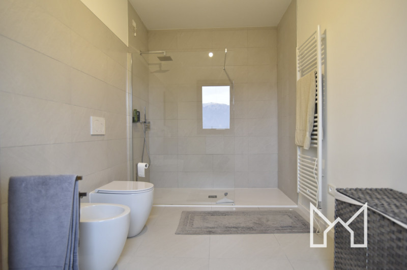 FONTE- In zona tranquilla e immersa nel verde, proponiamo villa singola di nuovissima costruzione...