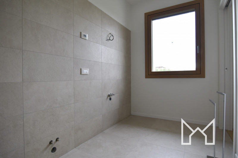 FONTE- In zona tranquilla e immersa nel verde, proponiamo villa singola di nuovissima costruzione...